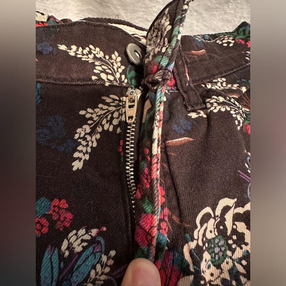 LIKE NEW- Anthropologie Pilcro Mid Rise Skinny Black Floral Jeans - Picture 12 of 16